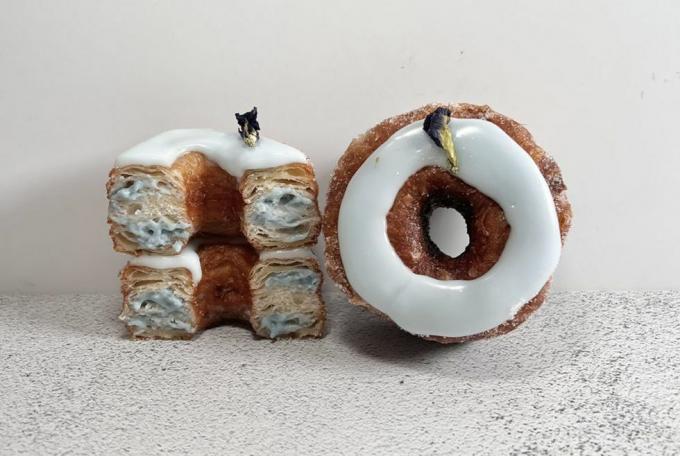 dominique ansel veganský cronut odrážející Sherwina Williamse vzhůru, jejich barva roku 2024