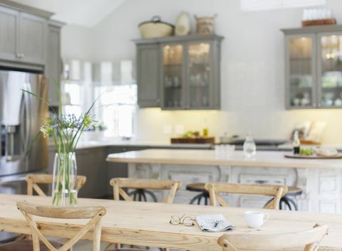 Dřevěný jídelní stůl v luxusní kuchyni
