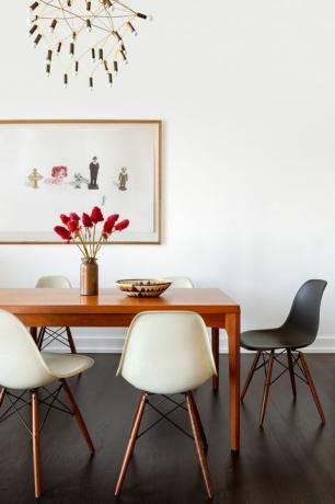 jídelna, dřevěný stůl, černé a bílé židle