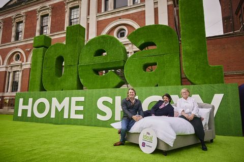 tři v posteli laurence llewlyn bowen, rosemary shrager a david domoney dávají „práci z domova“ zcela nový význam. otevírají 114. ideální domácí show, ve spolupráci s natwest navštivte idealhomeshowcouk pro více informací a nákup vstupenky