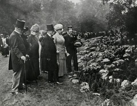 Queen Mary se skupinou na Chelsea Flower Show. Datum 1913.