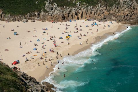 28. června 2018 návštěvníci nasákli slunce na pláži Porthcurno poblíž Penzance.