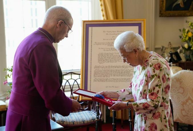 Windsor, Anglie 21. června královna Alžběta II přijímá arcibiskupa z Canterbury Justina Welbyho na hradě Windsor, kde představil ji se zvláštním „canterburským křížem“ za její „neodolnou“ službu anglické církvi po dobu sedmdesáti let a citací za kříž, který byl prezentován jako zarámovaný kus kaligrafie 21. června 2022 ve windsoru, Anglie, fotografie od andrew matthews wpa poolgetty snímky