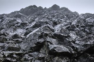 Pohled na horolezectví, černý hora Cuillin, ostrov Skye