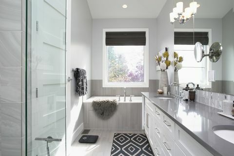 Elegantní, moderní domácí vitrína vnitřní koupelna
