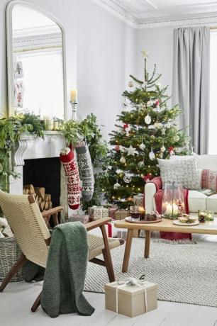 Zdobený obývací pokoj s punčochami a vánoční stromeček