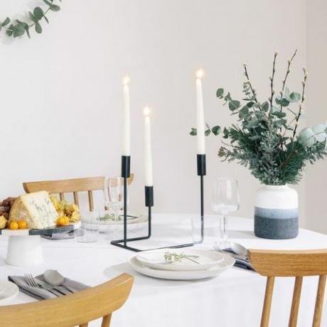 minimální vánoční ozdoby na stůl ve skandinávském stylu
