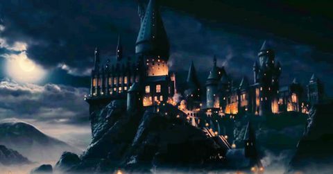 Bradavický hrad, jak je vidět ve filmové sérii Harryho Pottera