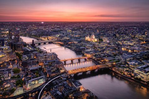 Letecký pohled na londýnské panoráma s řekou Temží za soumraku