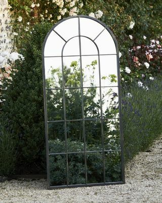 Velké zahradní zrcadlo z černého kovu