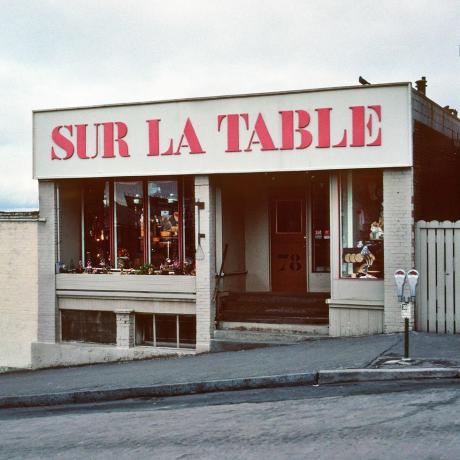 sur la table 50 let