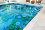 Vnitřní bazén s krásnou lekníny keramické dlaždice nástěnná malba