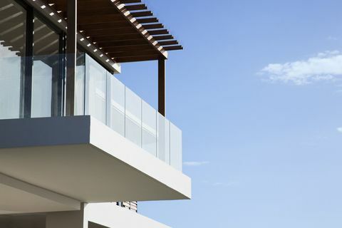 Skleněný balkon na moderním domě