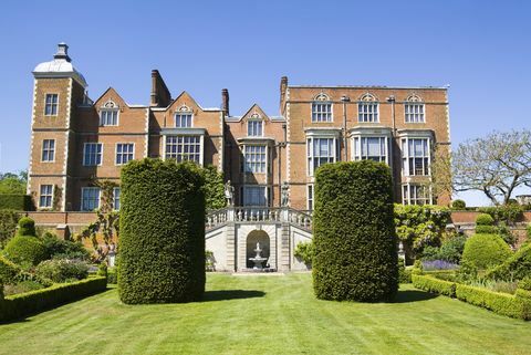 Hatfield House je anglický velkolepý dům ve velkém parku o rozloze 42 akrů v Hertfordshire, který je zobrazen na východní fasádě a zahradách, které jsou jen příležitostně otevřeny jakobským stylem. zámek byl postaven Robertem Cecilem v roce 1611 a zůstal v rodině Cecilů od té doby, co je jeho velkolepé umístění a architektura ho učinila nezbytností pro mnoho filmů, včetně Shakespeara v lásce, Batman a Batman II, zlatý věk a mnoho dalších, královna Alžběta, většinu svého raného života jsem strávil v rezidenci v Hatfieldu, říká se, že právě zde je „panenská královna“, když se v roce našeho pána, 1558, seděla pod dubem v parku, dozvěděla, že se po smrti své nevlastní sestry Marie stala královnou Anglie a Irska dobrý prostor pro kopírování