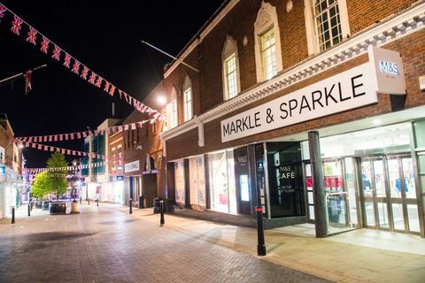 Před královskou svatbou 17. května 2018 ve Windsoru v Anglii je vidět obchod Marks & Spencer, jehož název se změnil na „Markle & Sparkle“.