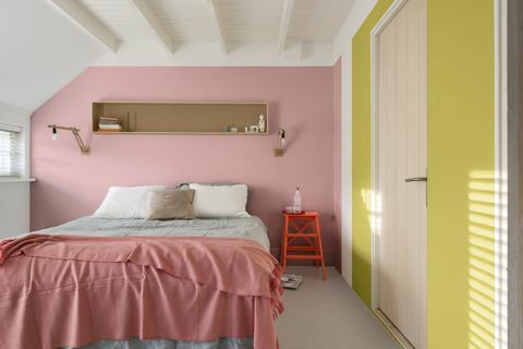Barevné malé ložnice s růžovými ad vápno zelené stěny