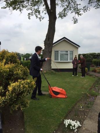 Ed Miliband poseká trávník složky