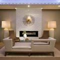 moderní pohovka s výřezy v neutrálním barevném obývacím pokoji s moderním krbem