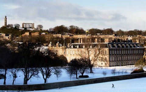 sníh v holyroodhouse skotsku