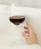 SipCaddy umožňuje pít víno ve sprše