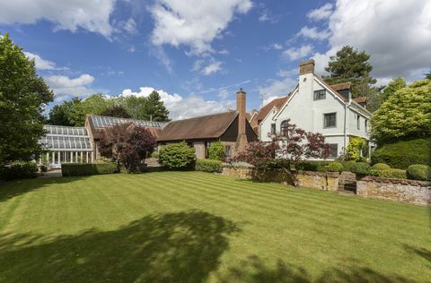 Bývalý venkovský dům Michaela Caina je na prodej v Oxfordshire