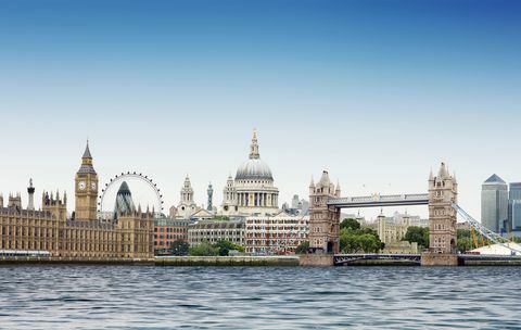 londýnská montáž proti obyčejné modré obloze s řekou Temží v popředí