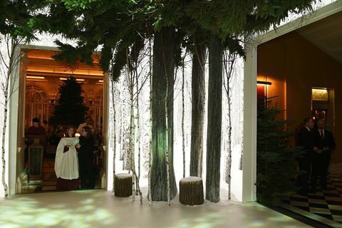 Celkový pohled na atmosféru na Claridge's Christmas Tree 2016 Party, se stromem navrženým Sirem Jonyem Ive a Marcem Newsonem, v hotelu Claridge's 19. listopadu 2016 v Londýně v Anglii.