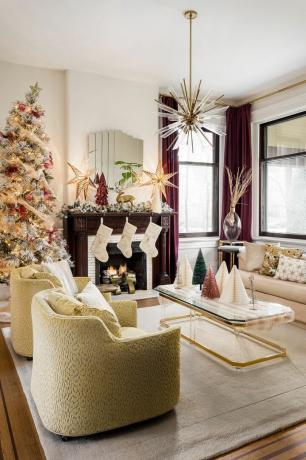 obývací pokoj s krbem a vánočním stromkem
