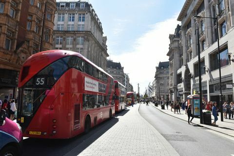 Maloobchodní prodejny Oxford Street na hlavní ulici