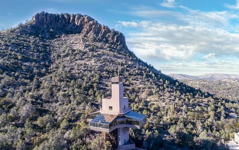 Falcon Nest, nejvyšší rodinný dům na světě, postavený na svahu Prescott, Arizonský Thumb Butte