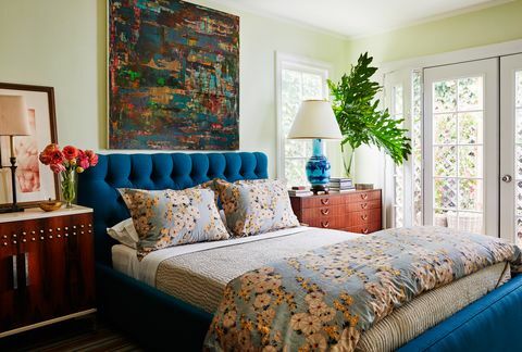 Kevin Isbell, ložnice, modré čelo postele, zelené stěny
