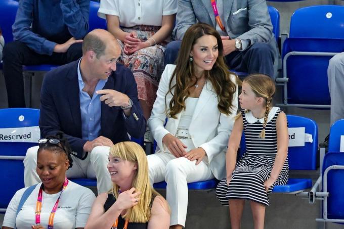 britský princ William, vévoda z cambridge l, britská princezna charlotte z cambridge r a británie Kateřina, vévodkyně z cambridge c, navštěvují vodní centrum Sandwell a sledují plavecké závody pátý den her Commonwealthu v Birminghamu, střední Anglie, 2. srpna 2022 foto chris jackson pool afp foto chris jacksonpoolafp via getty snímky