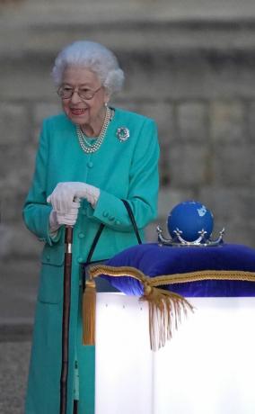 Windsor, Anglie červen 02 Britská královna Alžběta II. se připravuje dotknout se zeměkoule národů Commonwealthu, aby zahájila rozsvícení hlavního majáku před Buckinghamským palácem v Londýn, ze čtyřúhelníku na hradě Windsor ve Windsoru, západně od Londýna, v rámci oslav platinového jubilea 2. června 2022 ve Windsoru v Anglii svítí více než 2 800 majáků v Buckinghamském paláci a napříč Velkou Británií, včetně vrcholů čtyř nejvyšších vrcholů, a také na ostrovech v kanále, na ostrově Man a na britských zámořských územích. bude k vidění v 54 hlavních městech Commonwealthu na pěti kontinentech, od Tongy a Samoy v jižním Pacifiku po Belize v Karibiku, platinové jubileum Alžběty II. slaví od 2. června do 5. června 2022 ve Spojeném království a Commonwealthu u příležitosti 70. výročí nastoupení královny Alžběty II dne 6. února 1952 foto: steve parsons obrázky poolgetty