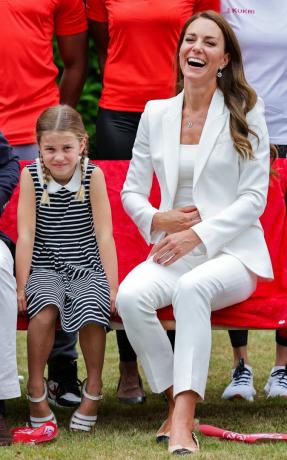 británie katherine, vévodkyně z Cambridge r a britská princezna charlotte z cambridge l pózují pro fotografii během návštěvy sportsaid house v den pátý hry Commonwealthu v Birminghamu ve střední Anglii, 2. srpna 2022 se vévodkyně stala patronkou sportsaid v roce 2013, budoucí týmový program Anglie je partnerství mezi sportsaid, sport england a Commonwealth Games england, do kterého se dostane přibližně 1 000 talentovaných mladých sportovců a ctižádostivého podpůrného personálu příležitost zúčastnit se her a nahlédnout z první ruky do zákulisí foto od chris jackson pool afp foto od chris jacksonpoolafp přes getty images