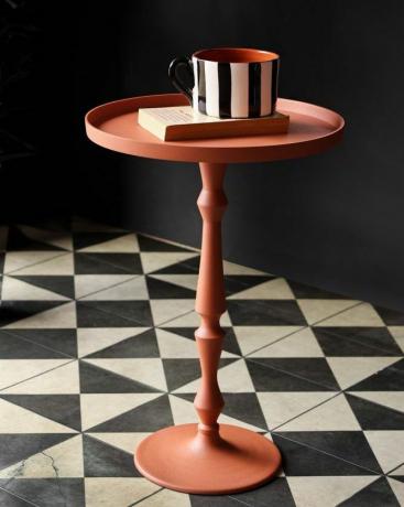 Oranžový boční stolek s texturou