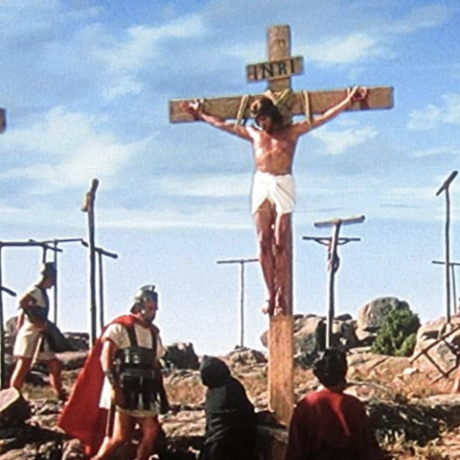 scéna krále králů s mužem na kříži