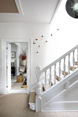 bílá místnost s motýlí sochy jít nahoru schodiště