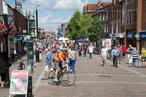 Rušné nákupní ulice Newbury Berkshire ve Velké Británii