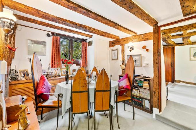 nejstarší chata v idylické vesnici Surrey nyní na prodej