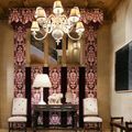 foyer s posezením a stolem na konzole a fialovými a růžovými závěsy na stěnách