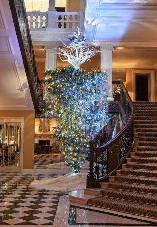 Claridge's Hotel Christmas Tree navrhl Karl Lagerfeld