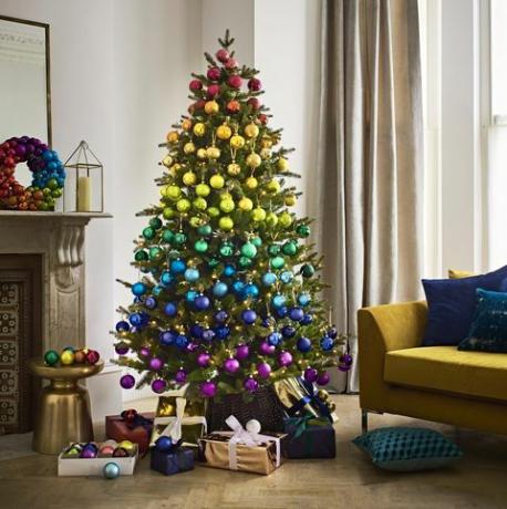 Duhový vánoční strom s barevnými cetky a věncem - John Lewis - Vánoce 2018