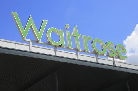 Green Waitrose supermarket shop znamení proti modré obloze, Ipswich, Suffolk, Anglie