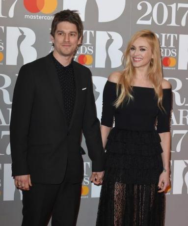 Jesse Wood a Fearne Cotton se účastní cen BRIT Awards 2017
