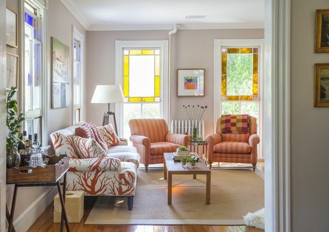 Vitráže v obývacím pokoji domu Bellport v New Yorku, navrženého architektem Chrisem Fogartym.