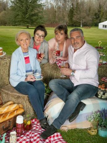 Velká britská Bake Off (GBBO) série 7 na BBC One - Mary Berry, Sue Perkins, Mel Giedroyc, Paul Hollywood