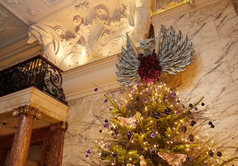 Hotel London EDITION představuje folklórní vánoční strom vytvořený scénografem a uměleckým ředitelem Simonem Costinem