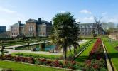 Kensingtonský palác má obrovský nový živý plot, který turistům zabrání vidět Kate Middletonovou a prince Williama