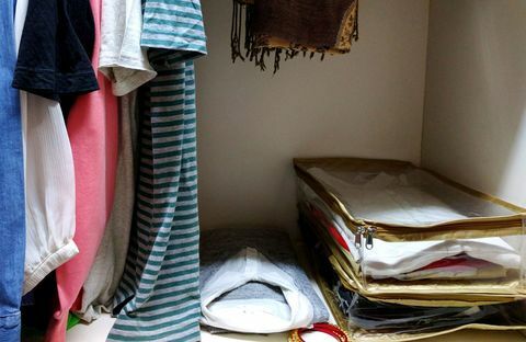 Oblečení visí ve skříni doma