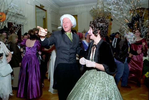 na této fotografii je prezident Bill Clinton a první dáma Hillary Rodham Clintonová oblečená jako prezident a první dáma james a dolley madison na halloweenskou párty ve východní místnosti bílé Dům